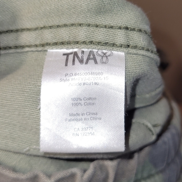 TNA ALIX green camo lightweight denim joggers size 2 zippered pockets faded look - Picture 6 of 6